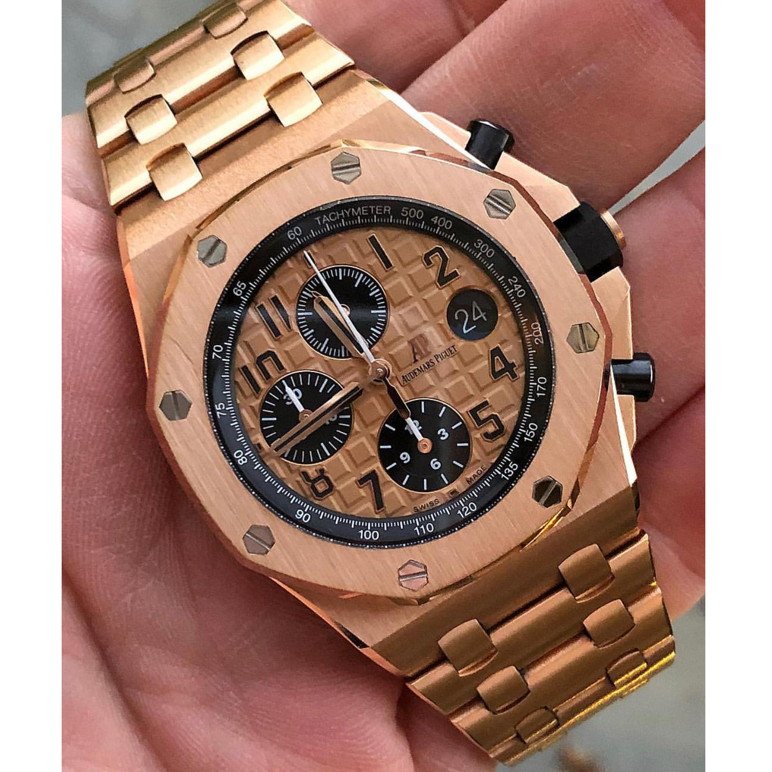 High Quality Watch in Gold - everydesigner