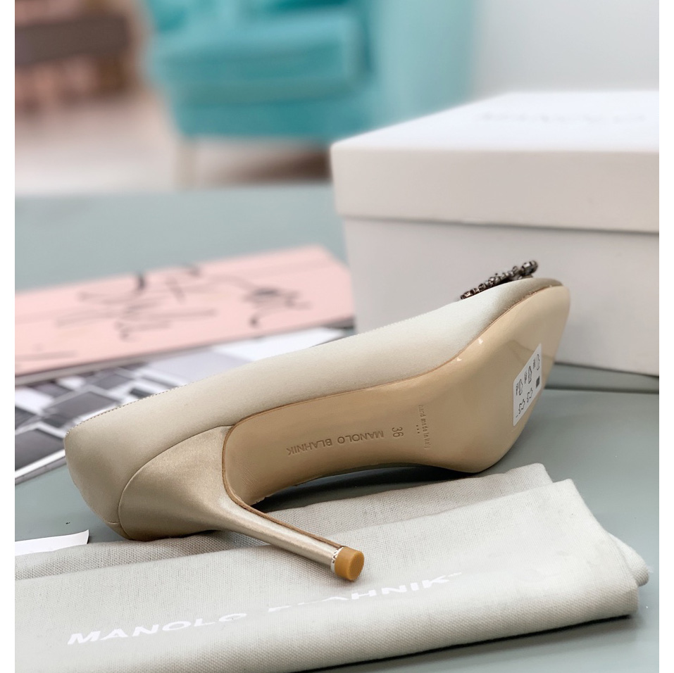 Manolo Blahnik Beige Hangisi Pumps With Buckle - everydesigner