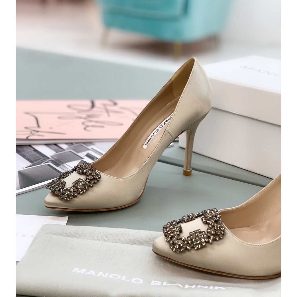 Manolo Blahnik Beige Hangisi Pumps With Buckle - everydesigner