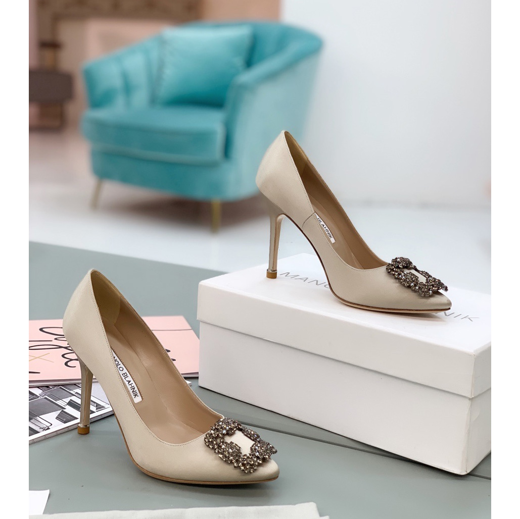 Manolo Blahnik Beige Hangisi Pumps With Buckle - everydesigner