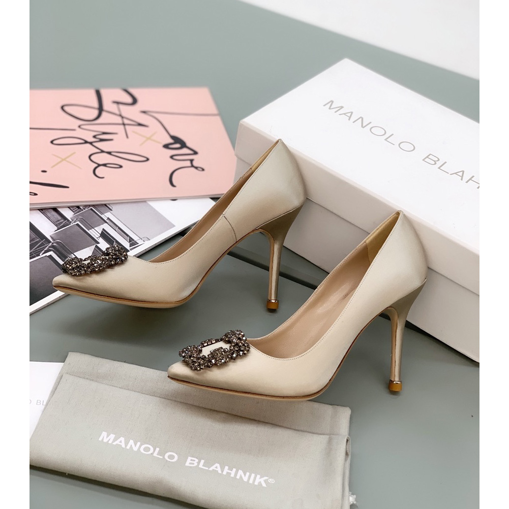 Manolo Blahnik Beige Hangisi Pumps With Buckle - everydesigner