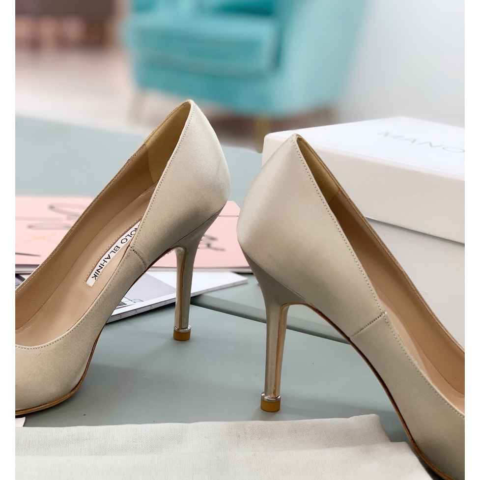 Manolo Blahnik Beige Hangisi Pumps With Buckle - everydesigner