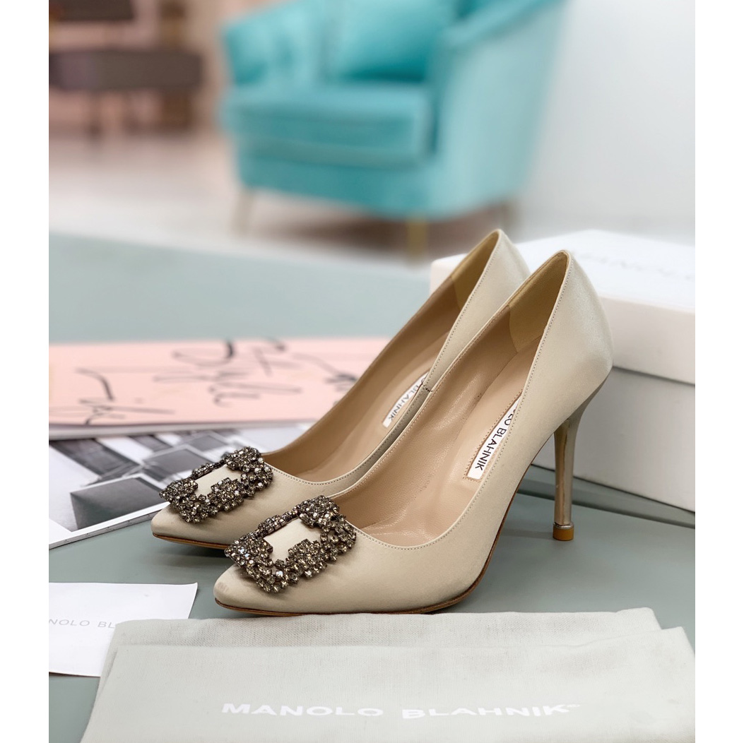 Manolo Blahnik Beige Hangisi Pumps With Buckle - everydesigner