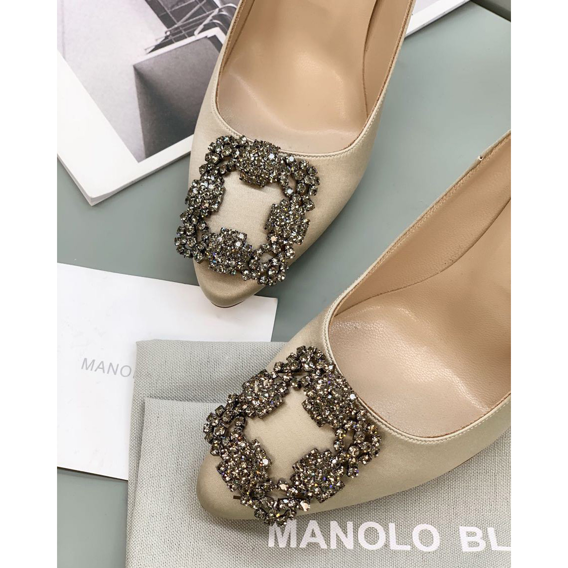 Manolo Blahnik Beige Hangisi Pumps With Buckle - everydesigner