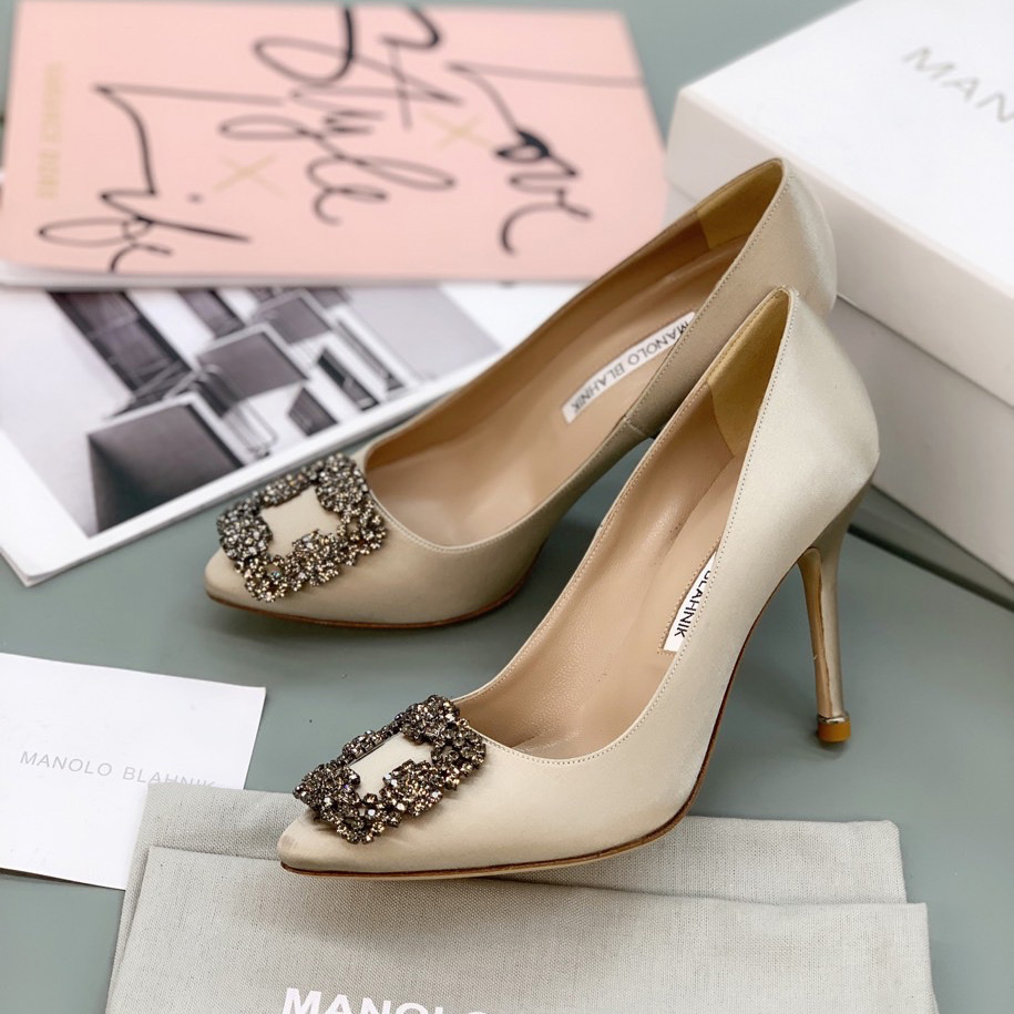 Manolo Blahnik Beige Hangisi Pumps With Buckle - everydesigner