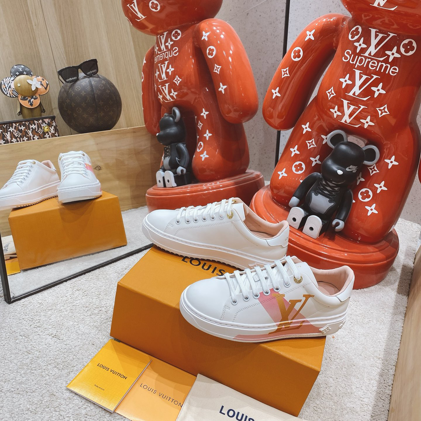 Louis Vuitton Logo Sneaker - everydesigner