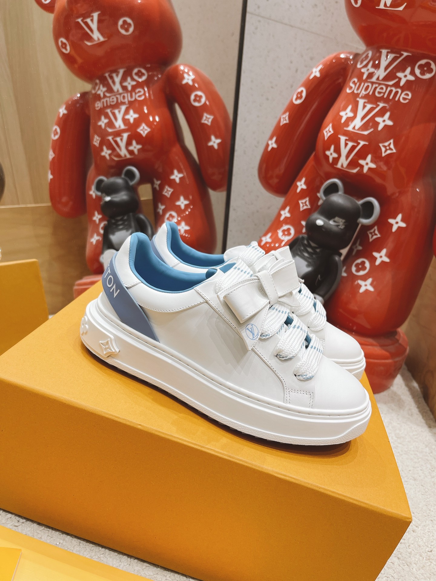 Louis Vuitton Logo Sneaker - everydesigner