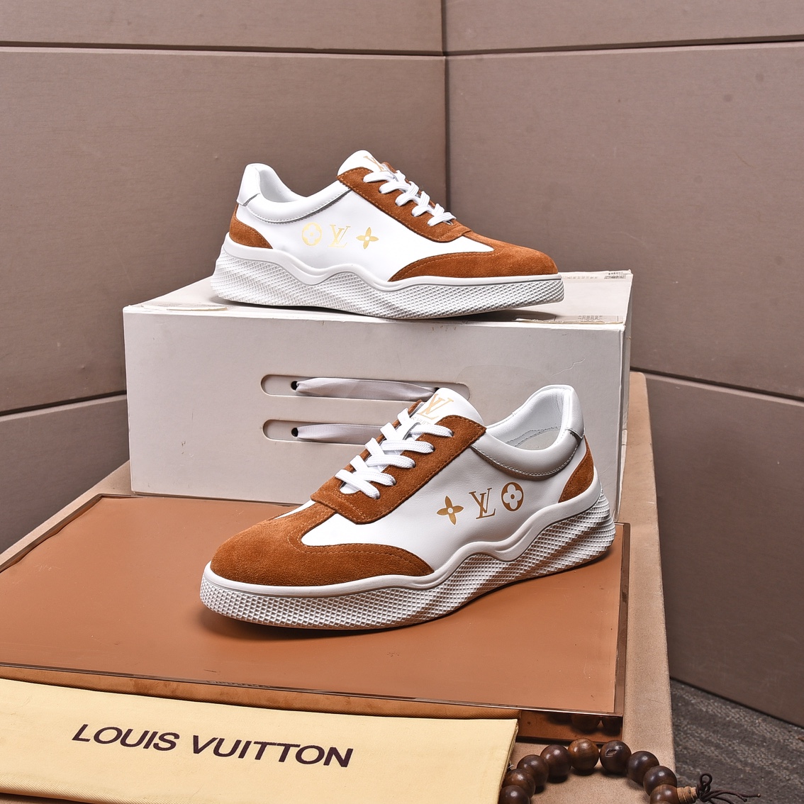 Louis Vuitton Men's Logo Sneaker - everydesigner