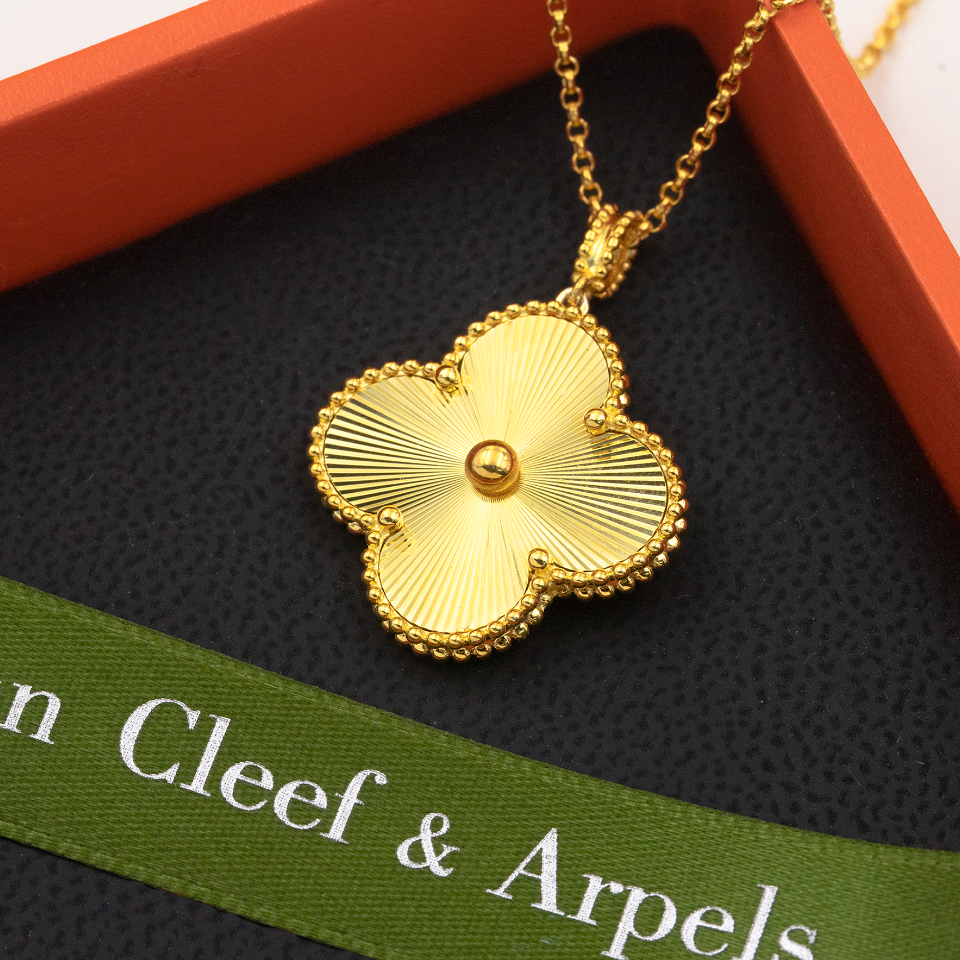 Van Cleef & Arpels Magic Alhambra Long Necklace In Yellow Gold - everydesigner