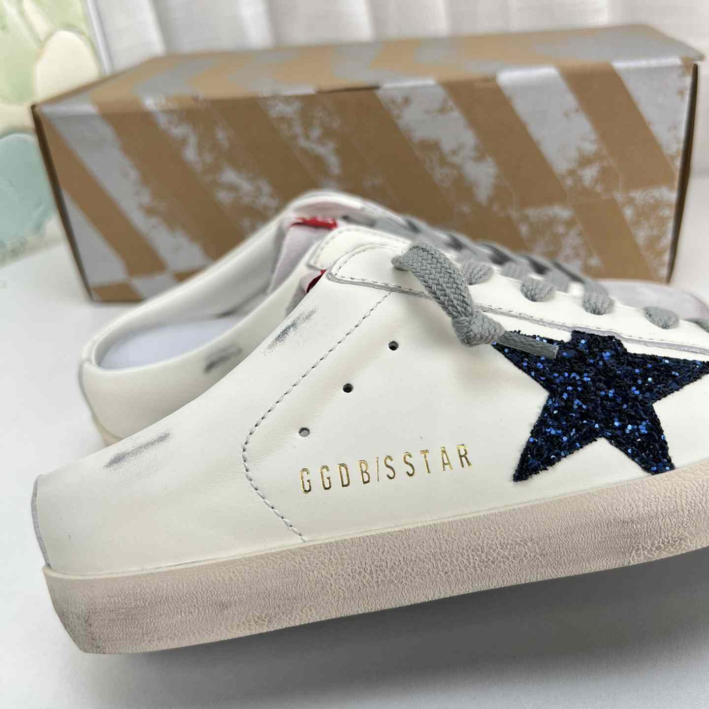 Golden Goose Super-Star Sabots In White Leather With Blue Glitter Star And Dove-Gray Suede Tongue - everydesigner