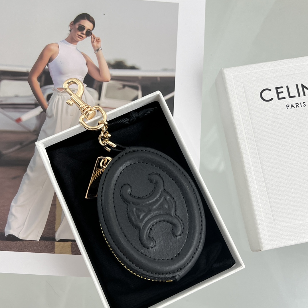 Celine Purse With Hook Cuir Triomphe In Smooth Calfskin  - everydesigner