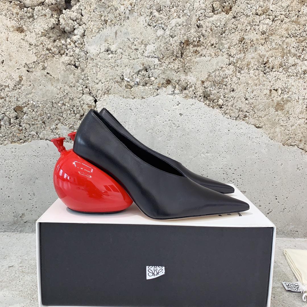 Loewe Balloon Pump In Calfskin - everydesigner