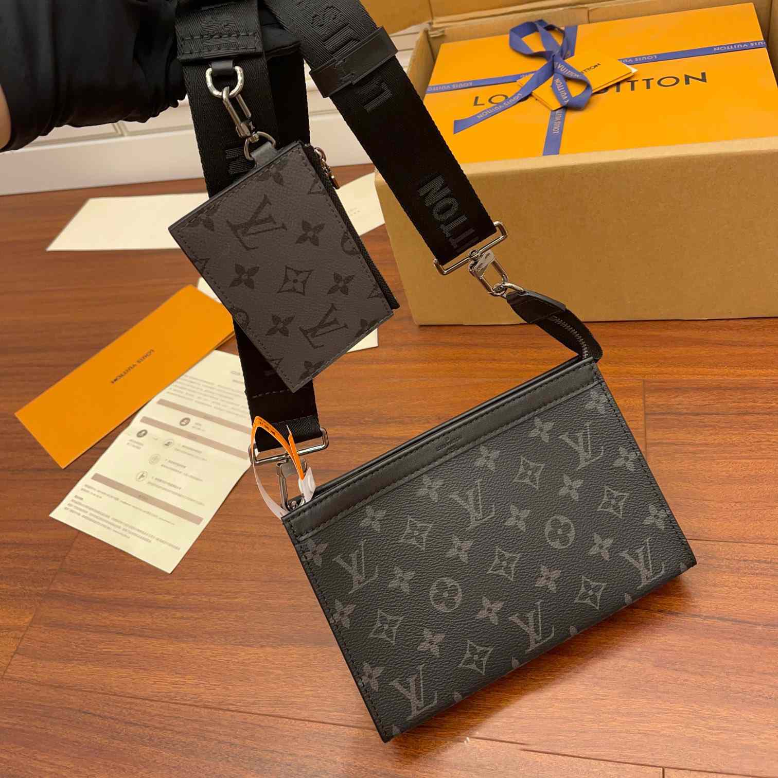 Louis Vuitton Gaston Wearable Wallet(22x14.5x4.5CM)   M81124 - everydesigner