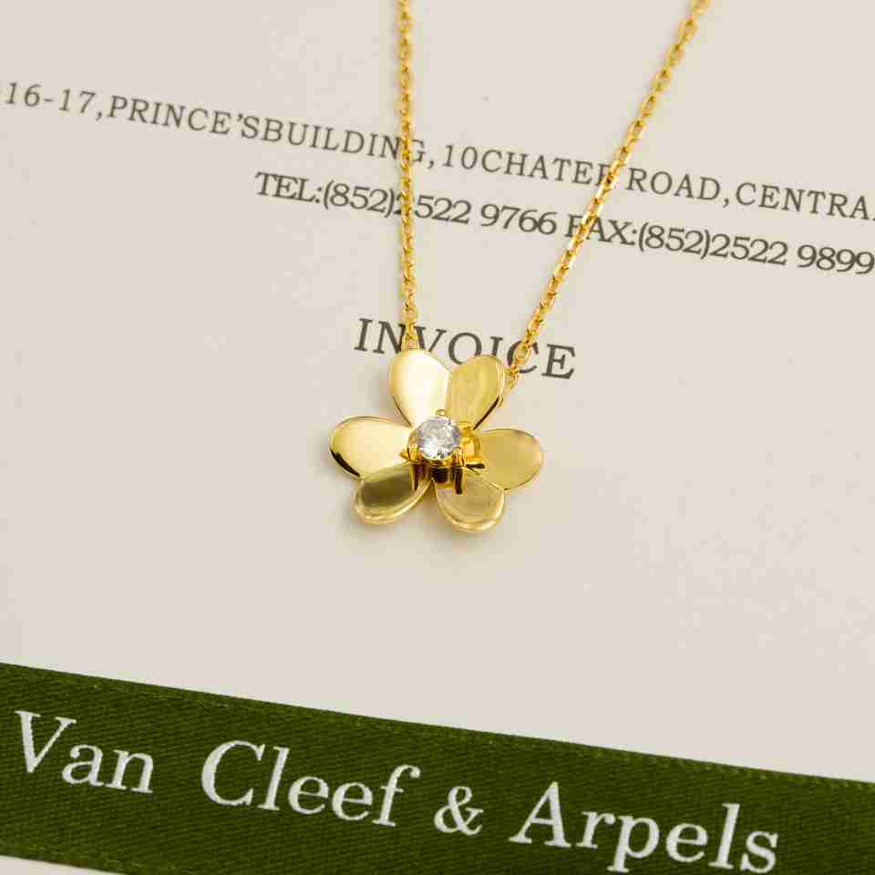 Van Cleef & Arpels Frivole Pendant - everydesigner