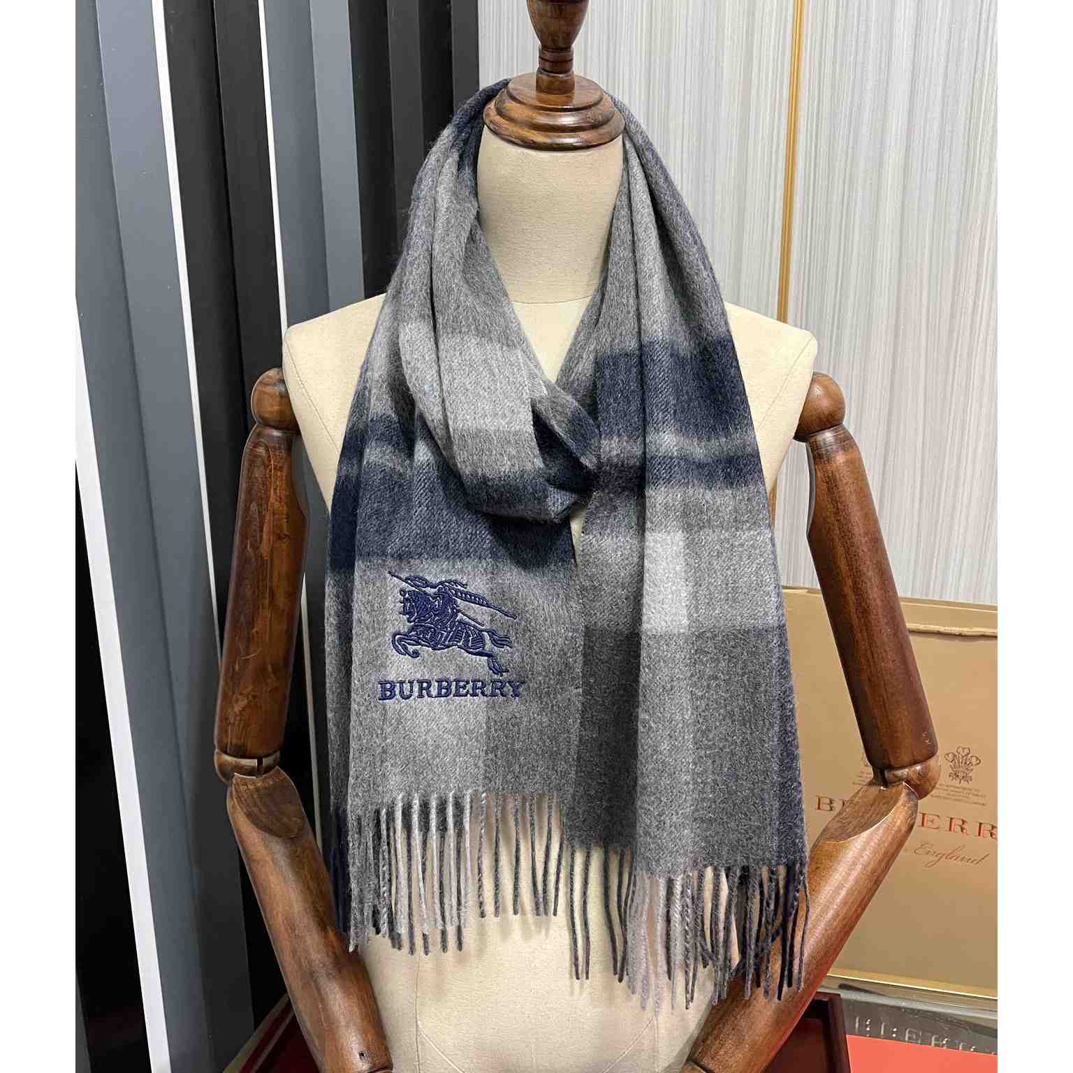 Burberry Wool Scarf - everydesigner