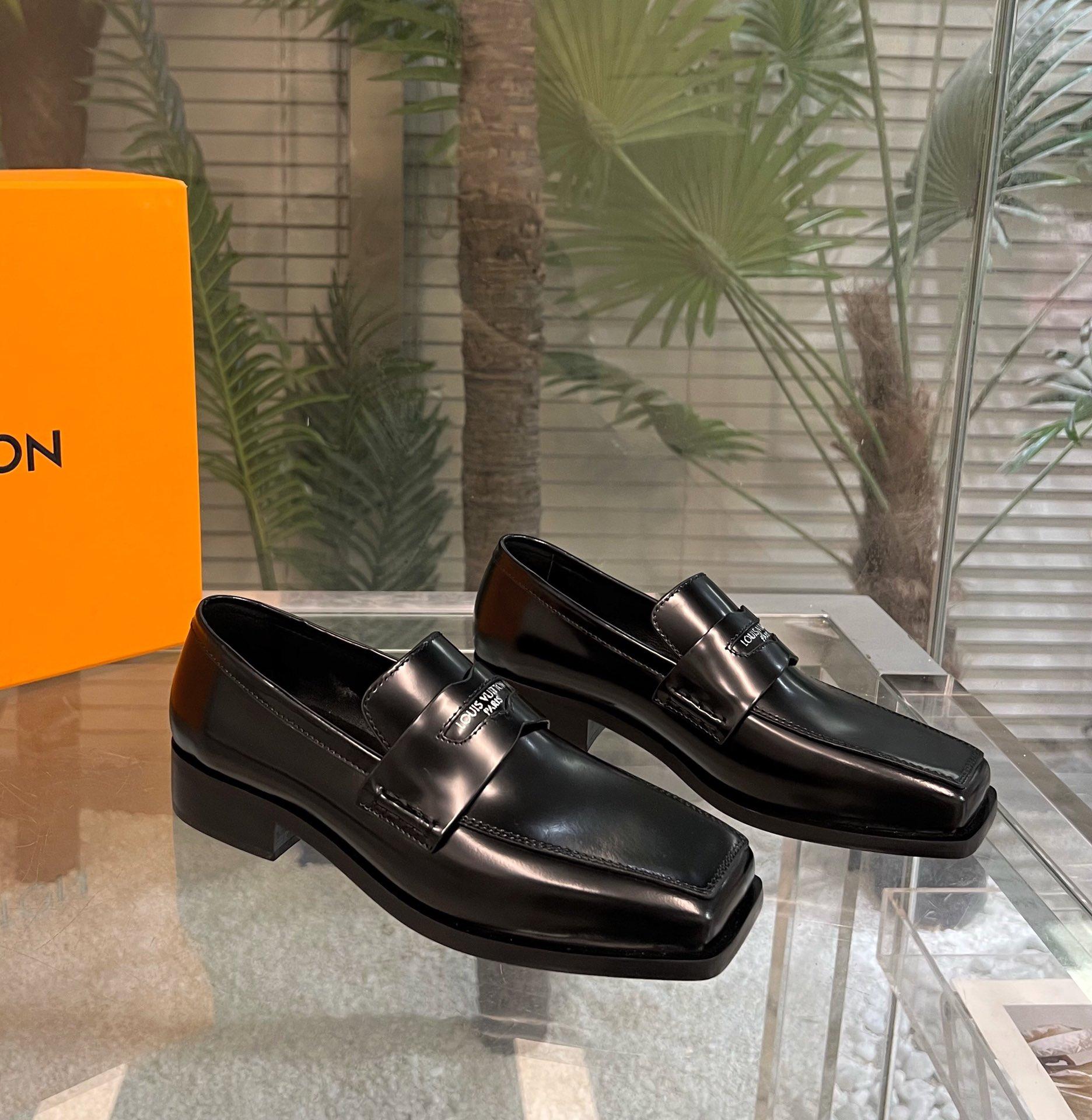 Louis Vuitton Connelly Flat Loafer      1AAOKF - everydesigner