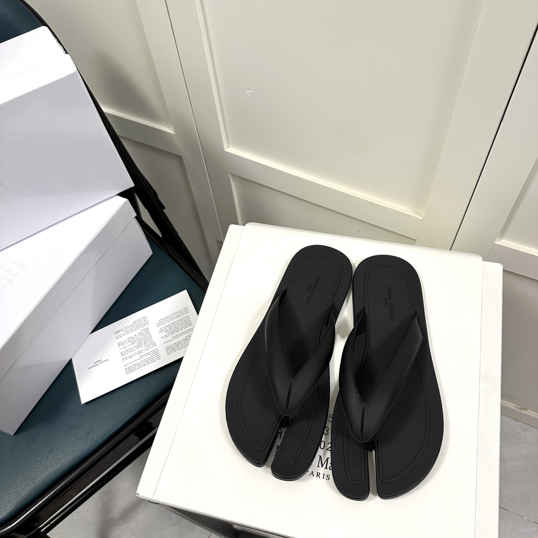 Maison Margiela Tabi Open-Toe Flip-Flops - everydesigner