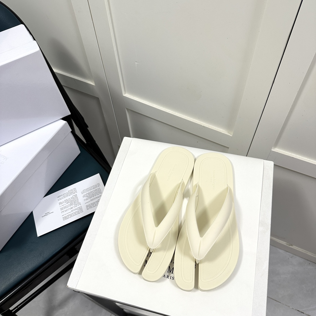 Maison Margiela Tabi Open-Toe Flip-Flops - everydesigner