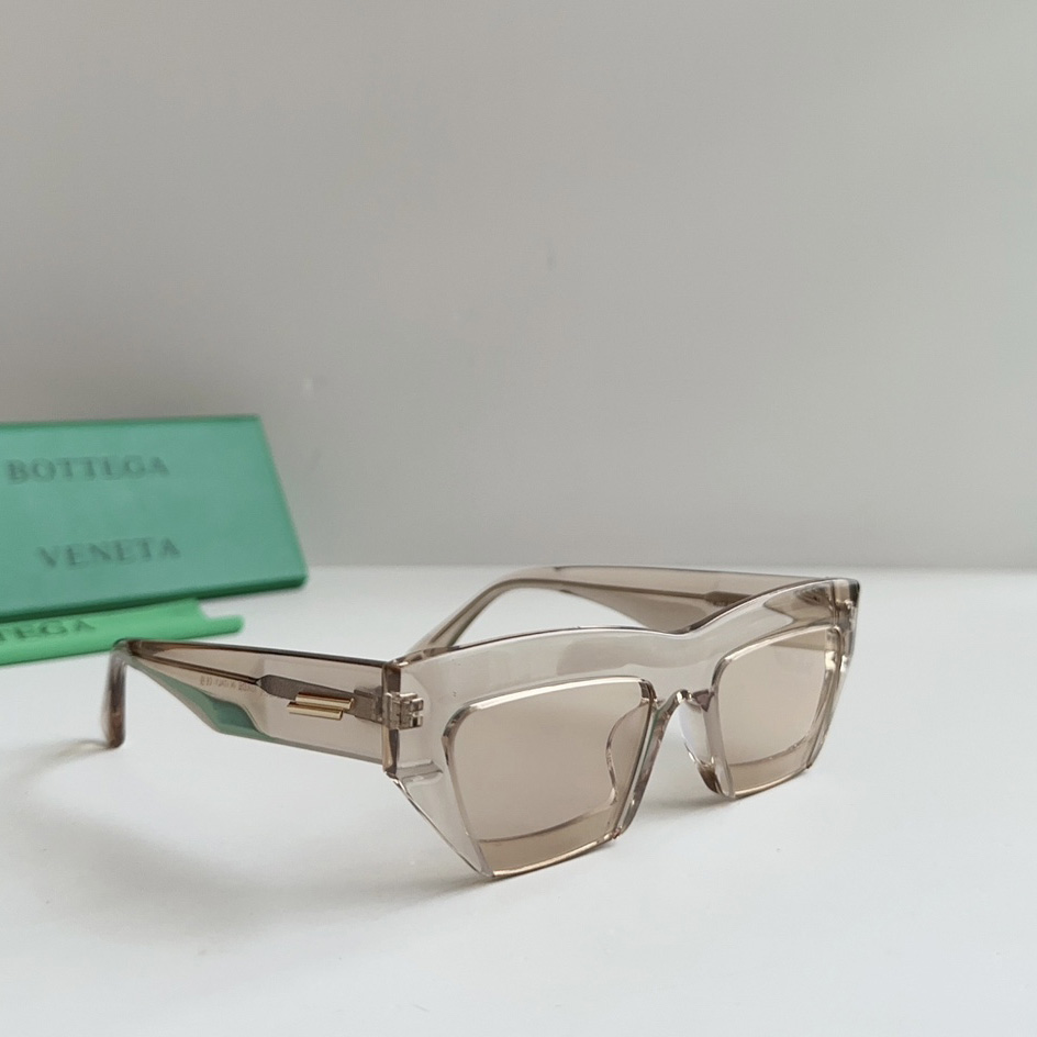 Bottega Veneta Cat-eye frame Sunglasses - everydesigner