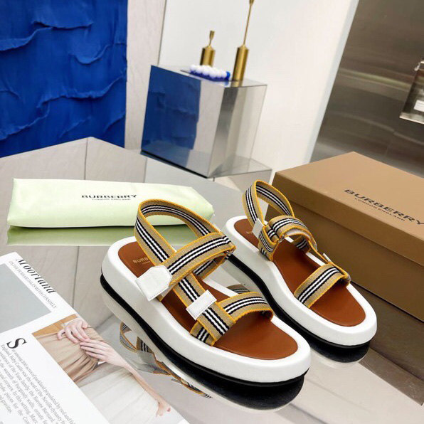 Burberry Icon Stripe Flat Sandals - everydesigner