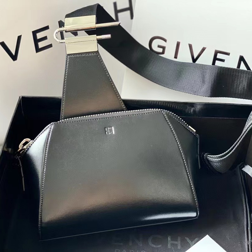 Givenchy Antigona Leather Messenger Bag (25-20-16cm) - everydesigner