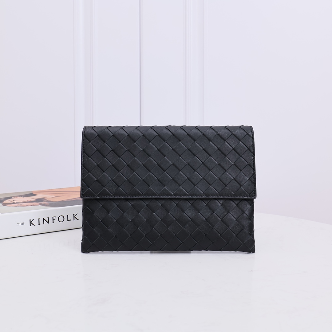 Bottega Veneta Flap Pouch - everydesigner