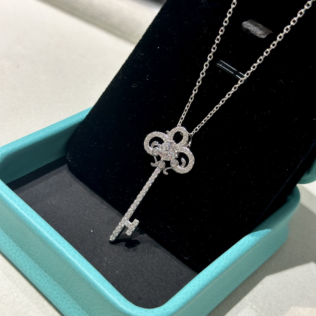 Tiffany&CO Fleur de Lis Key Pendant - everydesigner