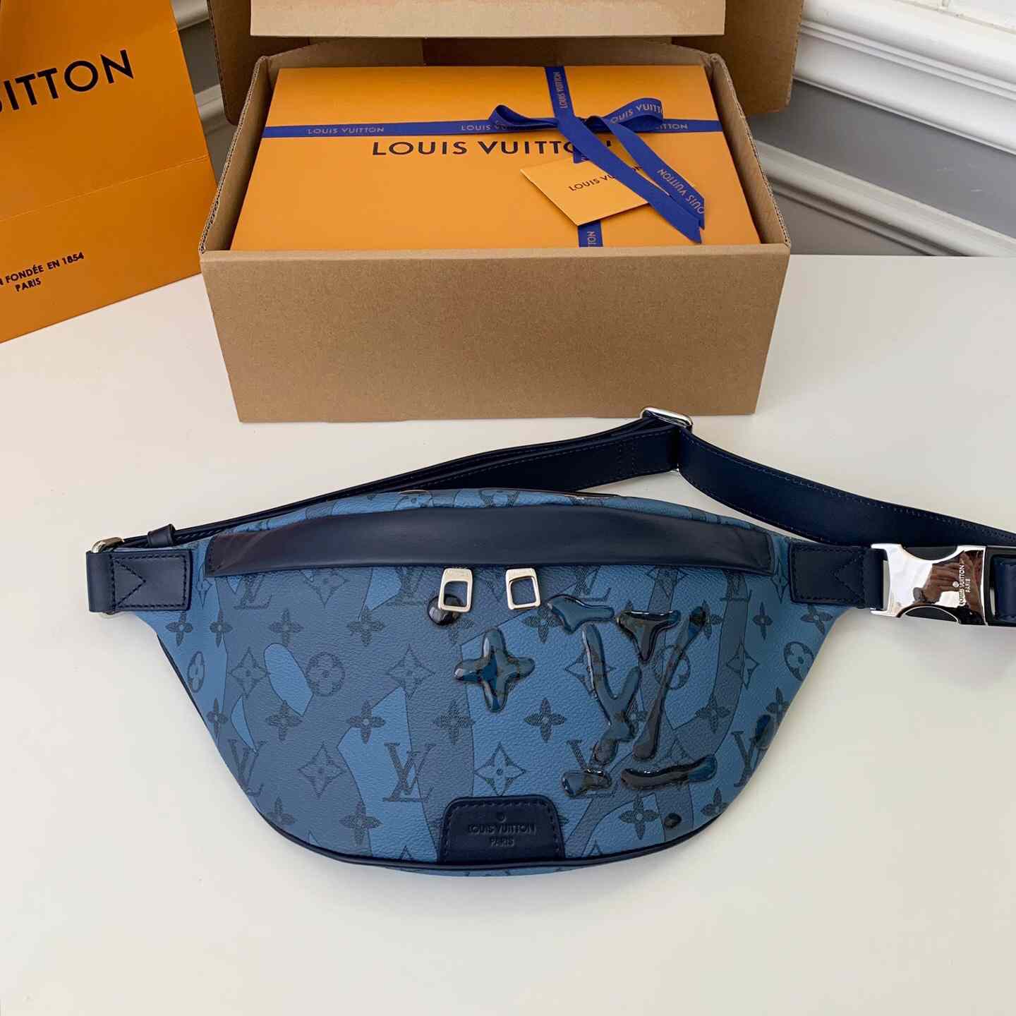 Louis Vuitton Discovery Bumbag  (44*15*9cm)   M22576 - everydesigner