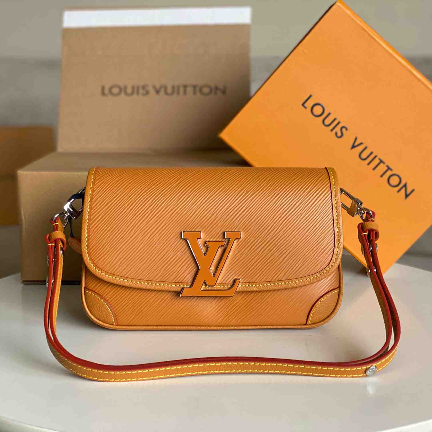 Louis Vuitton Buci    M59459 - everydesigner