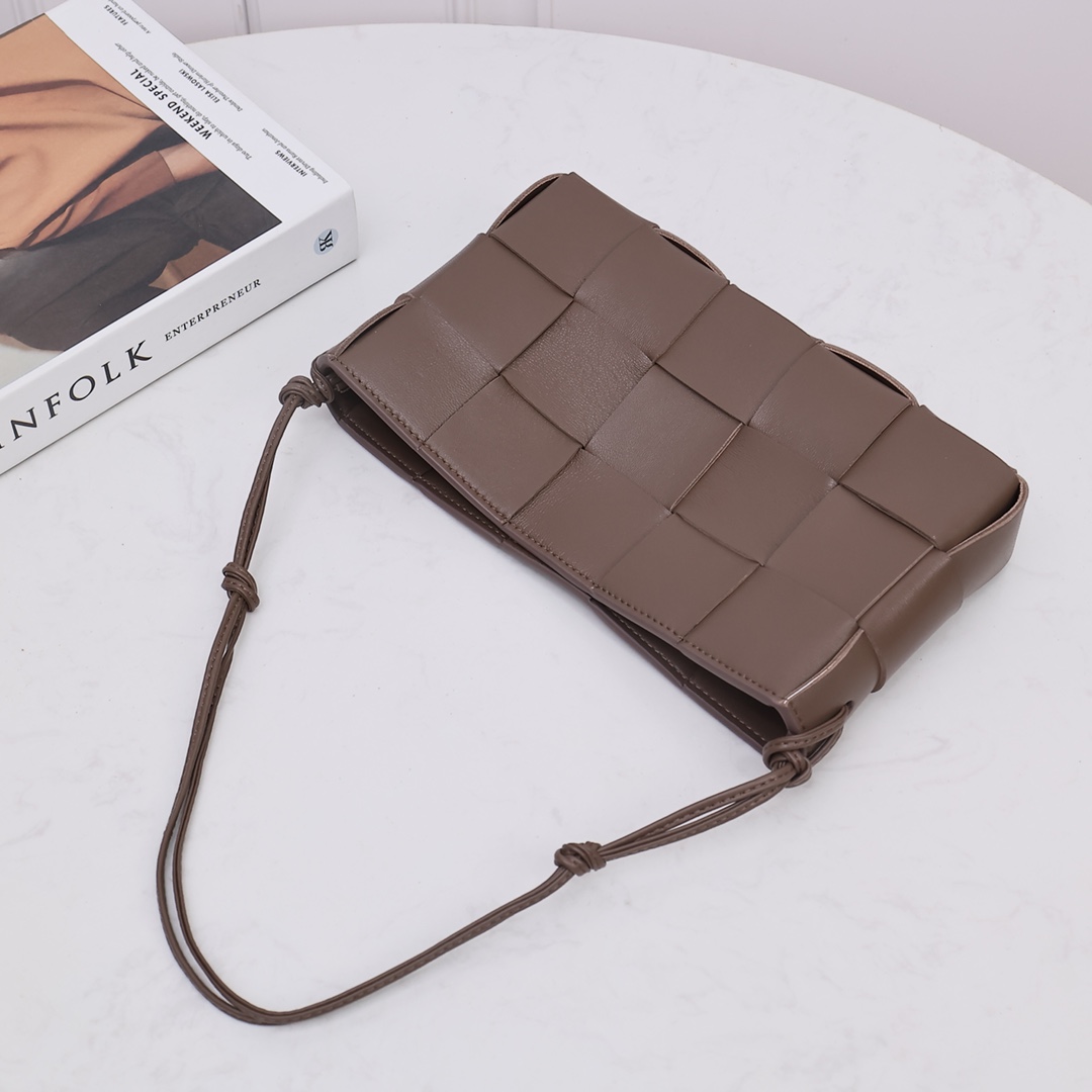 Bottega Veneta Cassette Pouch On Strap - everydesigner