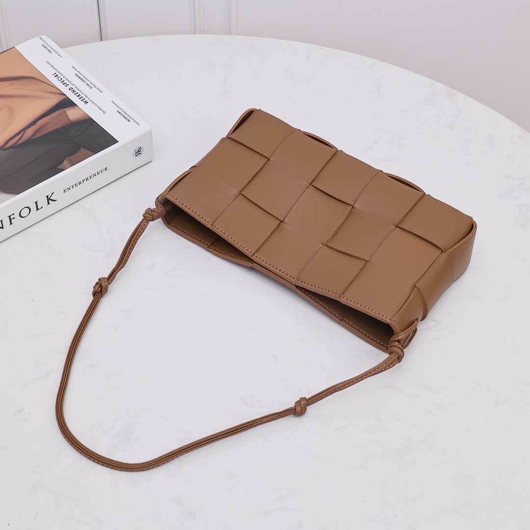 Bottega Veneta Cassette Pouch On Strap - everydesigner