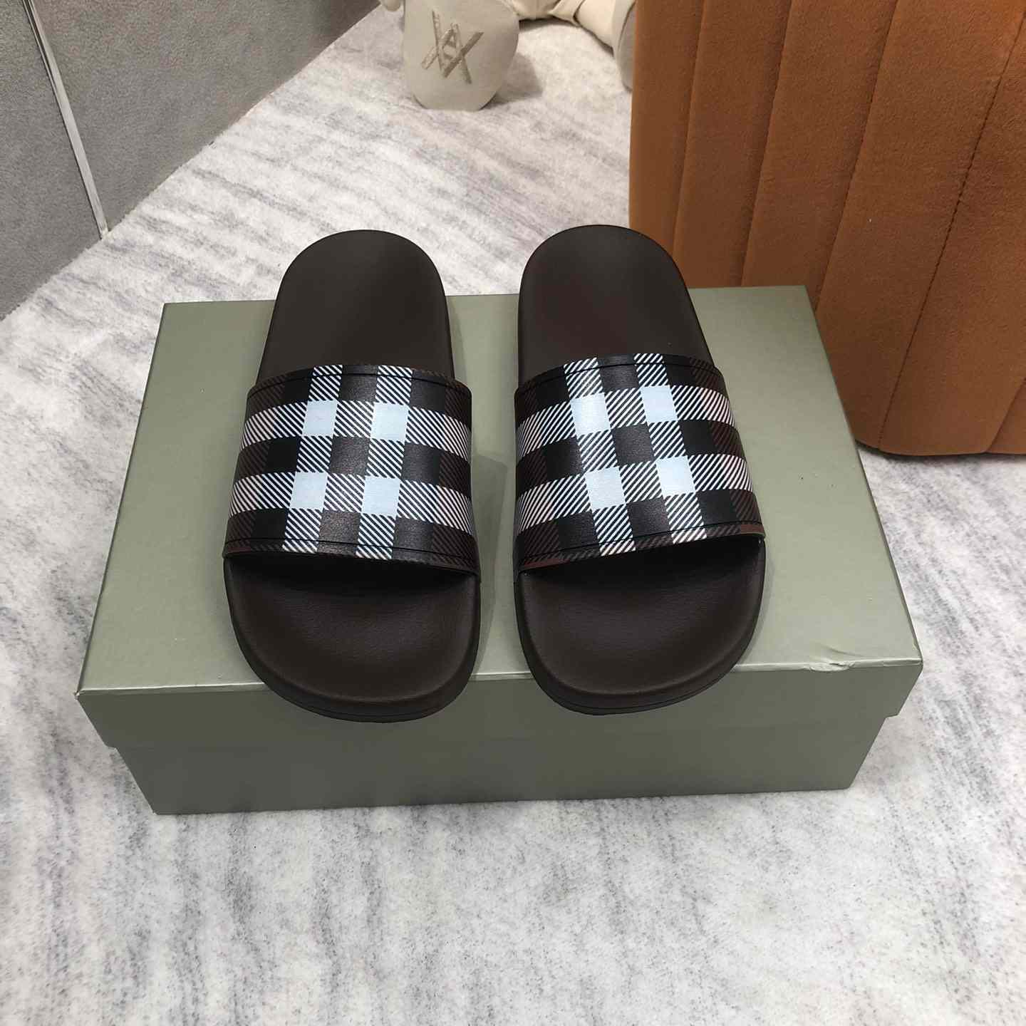 Burberry Check Print Slides - everydesigner