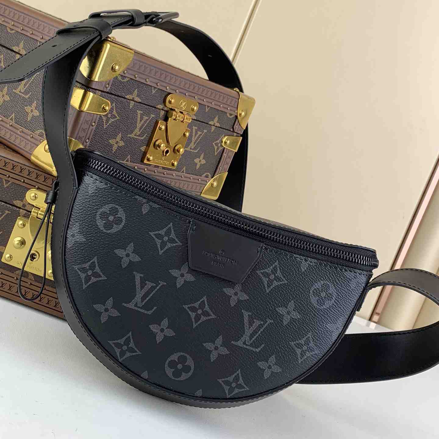 Louis Vuitton LV Moon Crossbody (24.5 x 16 x4.5cm)  M23835 - everydesigner