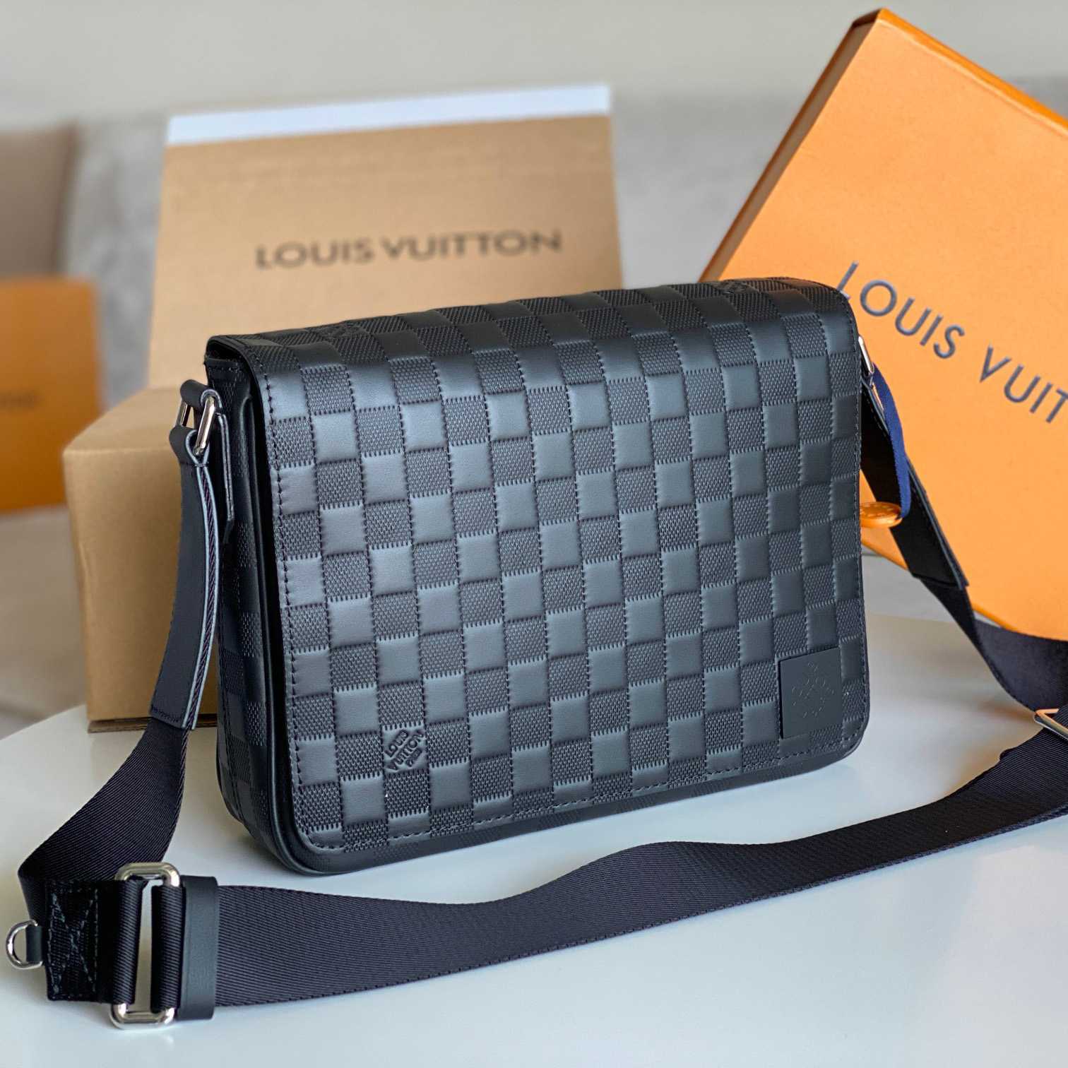 Louis Vuitton District PM (26 x 20 x 7cm)   N42711 - everydesigner