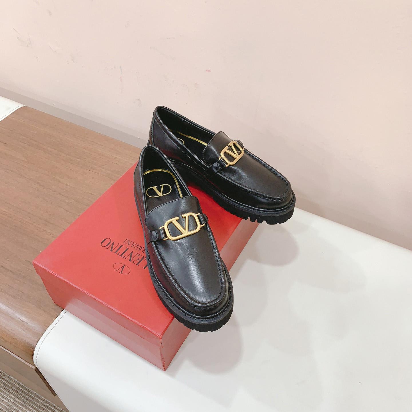 Valenti Garavani Vlogo Leather Loafer - everydesigner