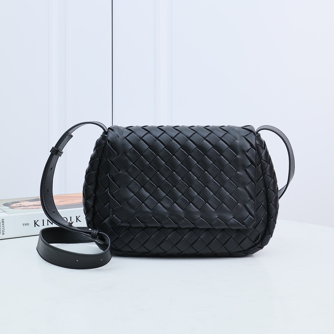 Bottega Veneta Small Cobble Messenger - everydesigner