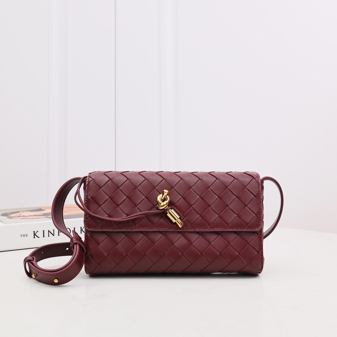 Bottega Veneta Mini Andiamo Cross-Body Bag - everydesigner