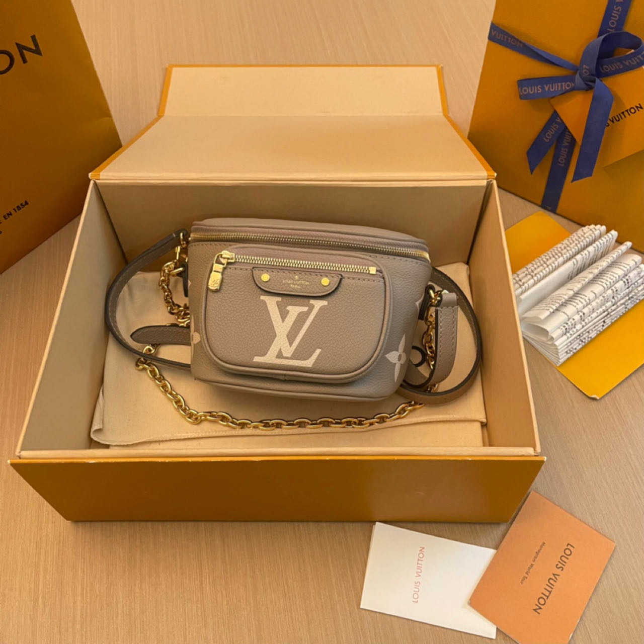 Louis Vuitton Mini Bumbag   M83219 - everydesigner