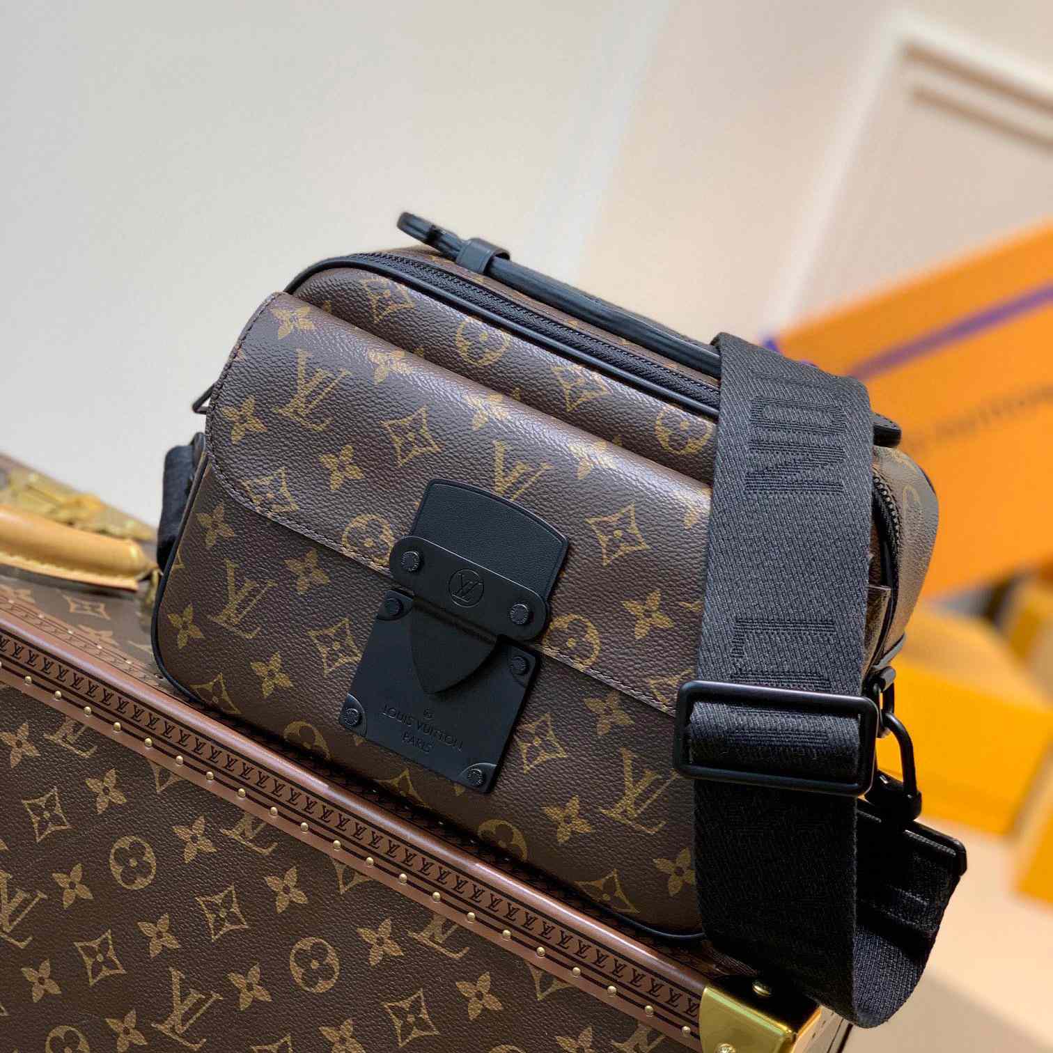 Louis Vuitton S Lock Messenger    M45806 - everydesigner