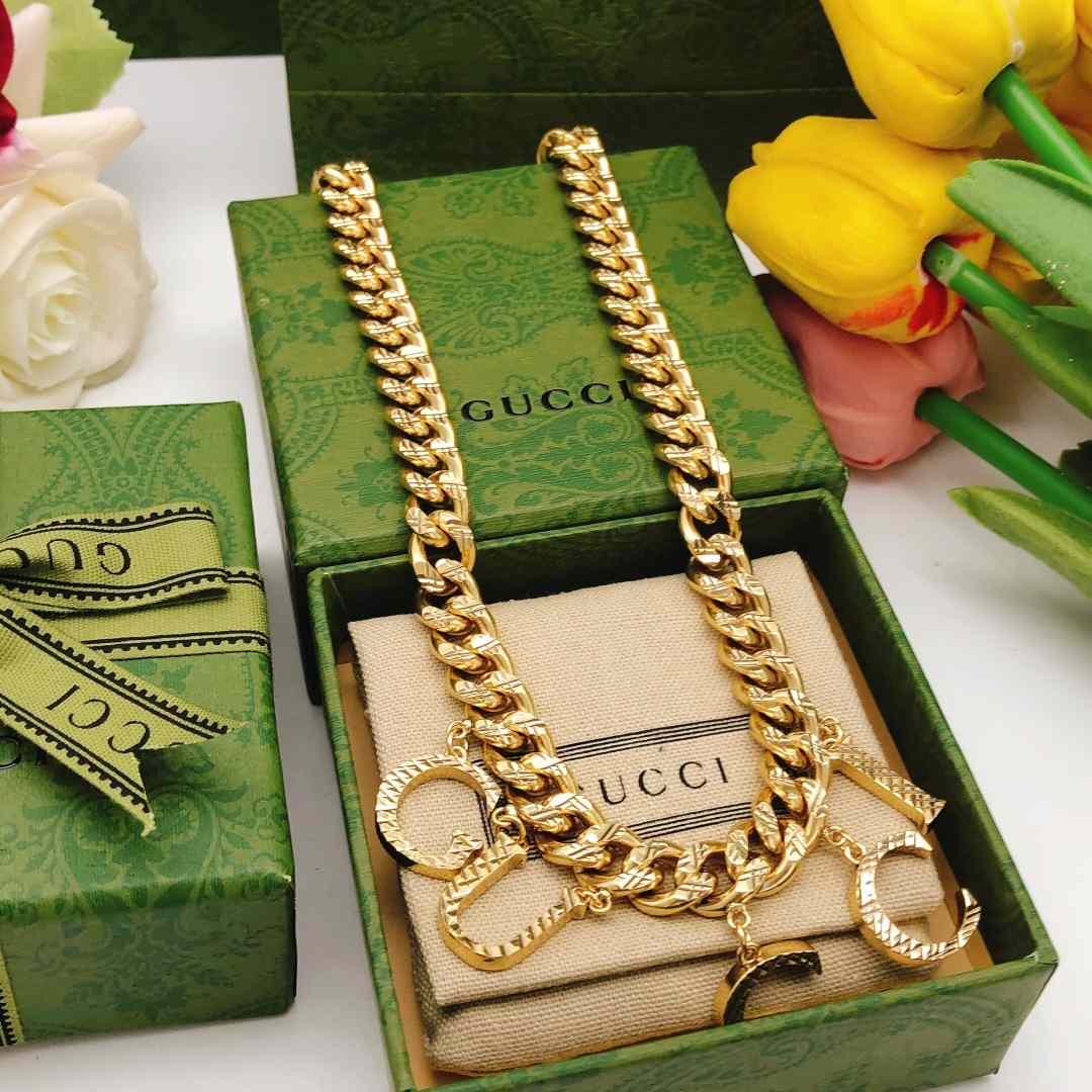 Gucci Logo-pendant Curb-link Necklace - everydesigner