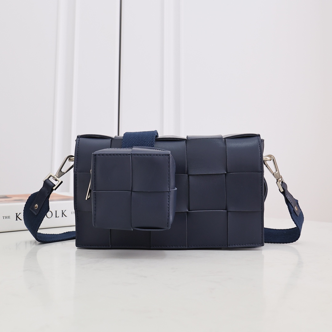 Bottega Veneta Cassette With Versatile Strap - everydesigner