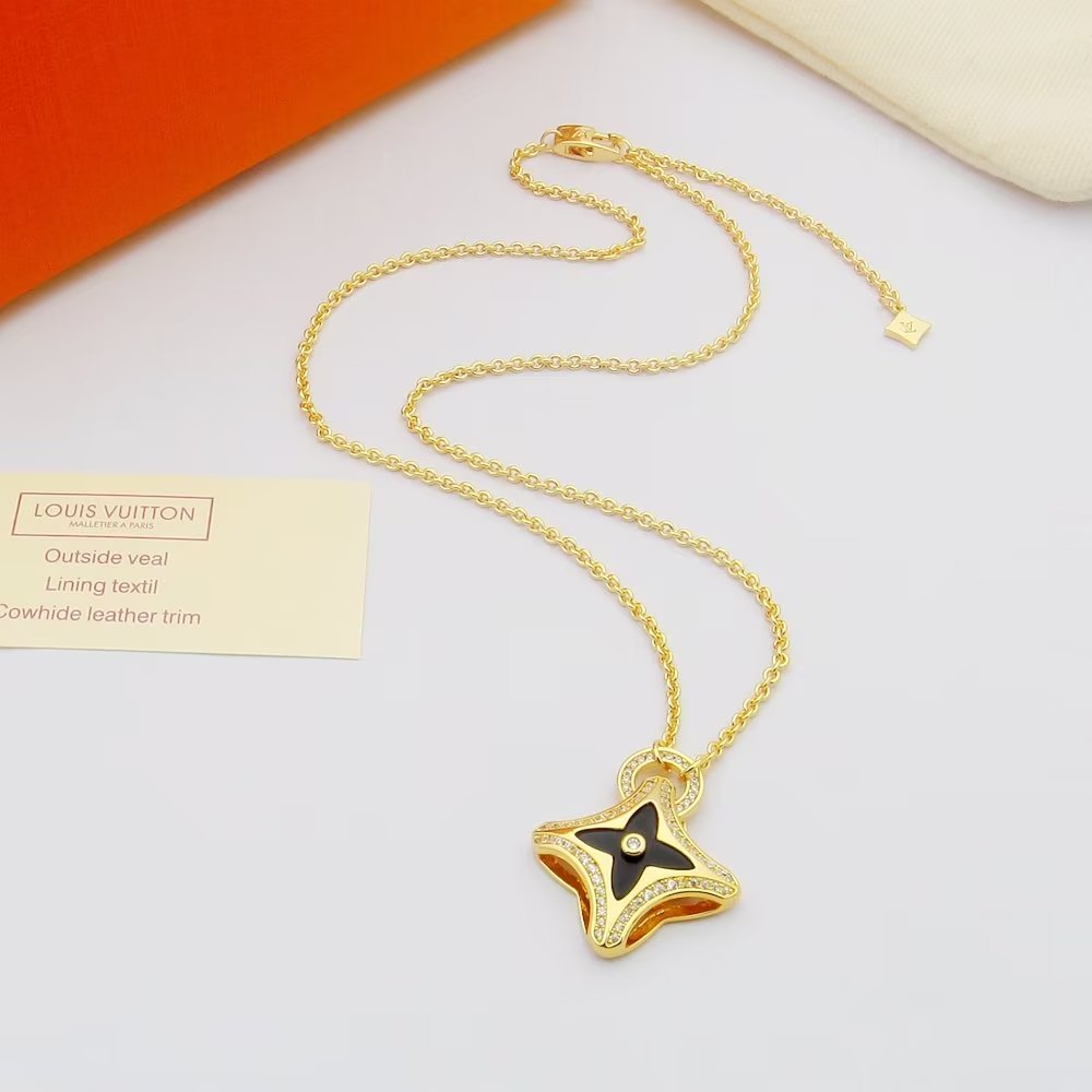 Louis Vuitton Ever Blossom Pendant, Yellow Gold - everydesigner