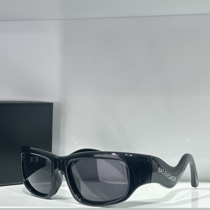 Balenciaga Hamptons Rectangle Sunglasses In Black - everydesigner