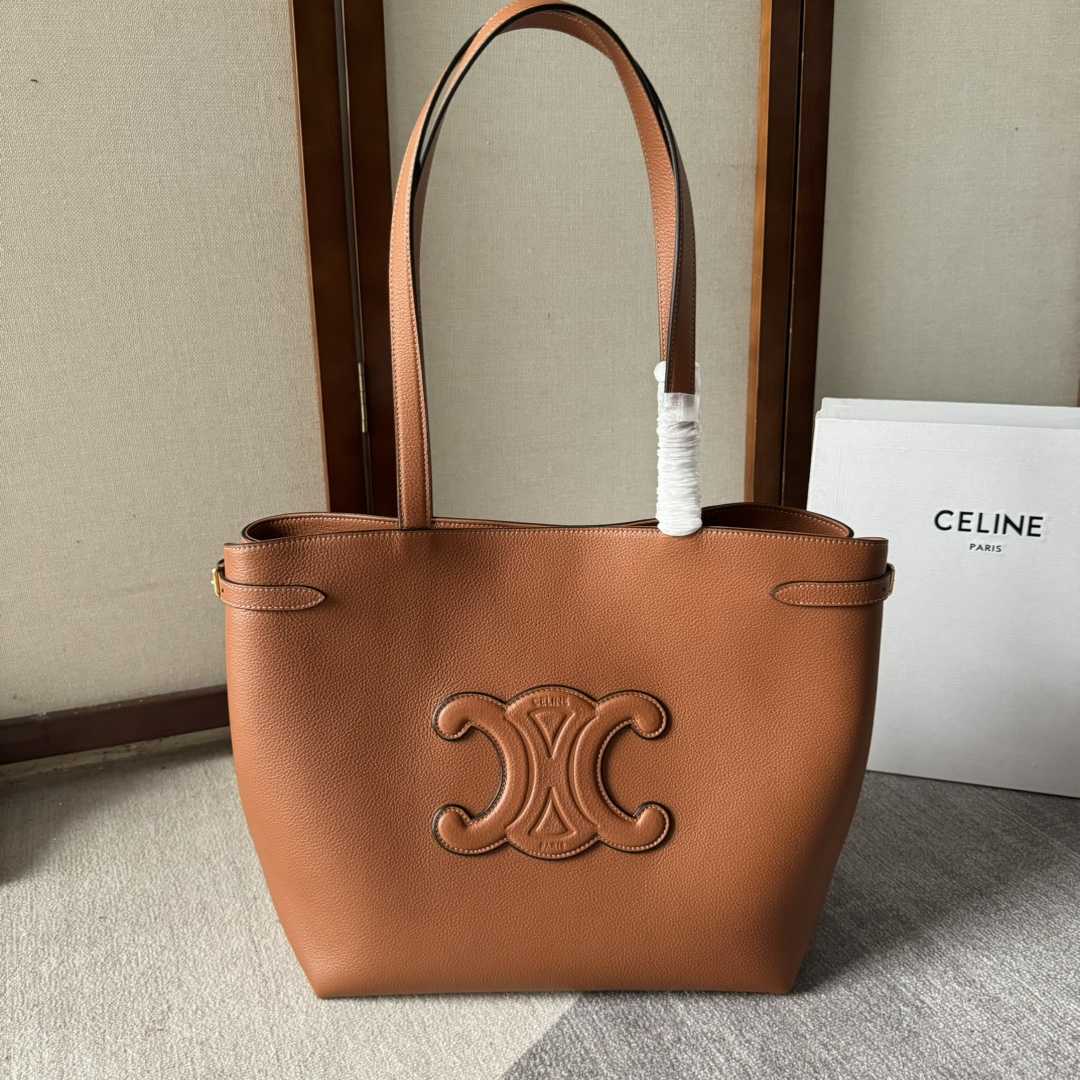 Celine Medium Cabas Anais Cuir Triomphe In Grained Calfskin - everydesigner