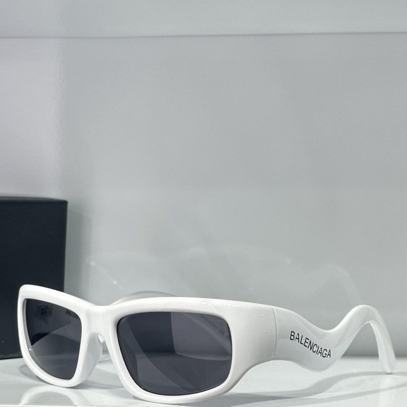 Balenciaga Hamptons Cat Sunglasses In White    - everydesigner