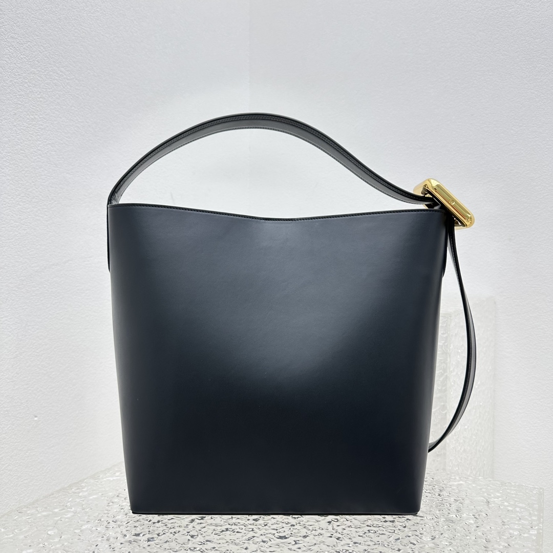 Jacquemus Le Regalo Leather Bucket Bag (30x33x14cm) - everydesigner