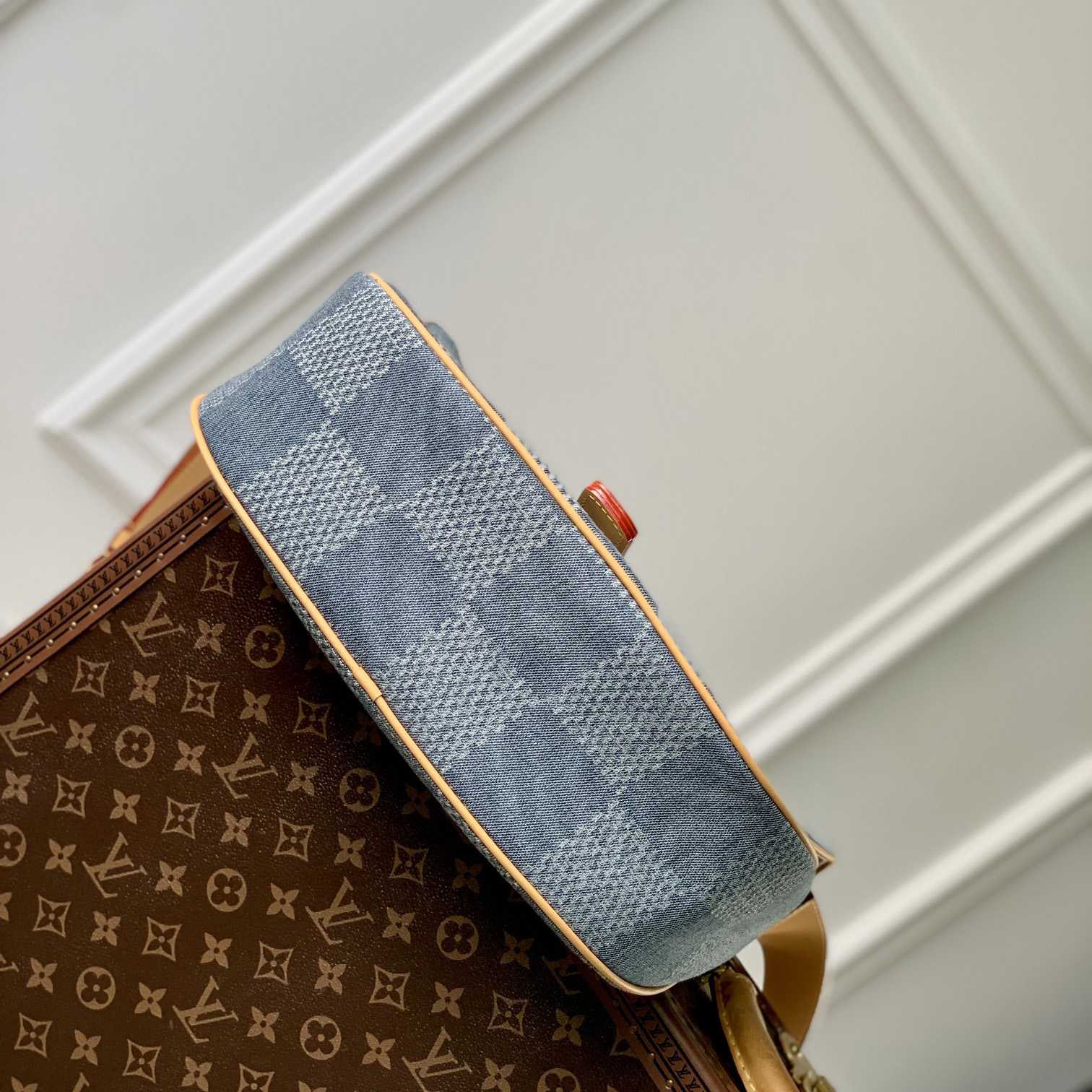 Louis Vuitton Montsouris Messenger MM   - everydesigner