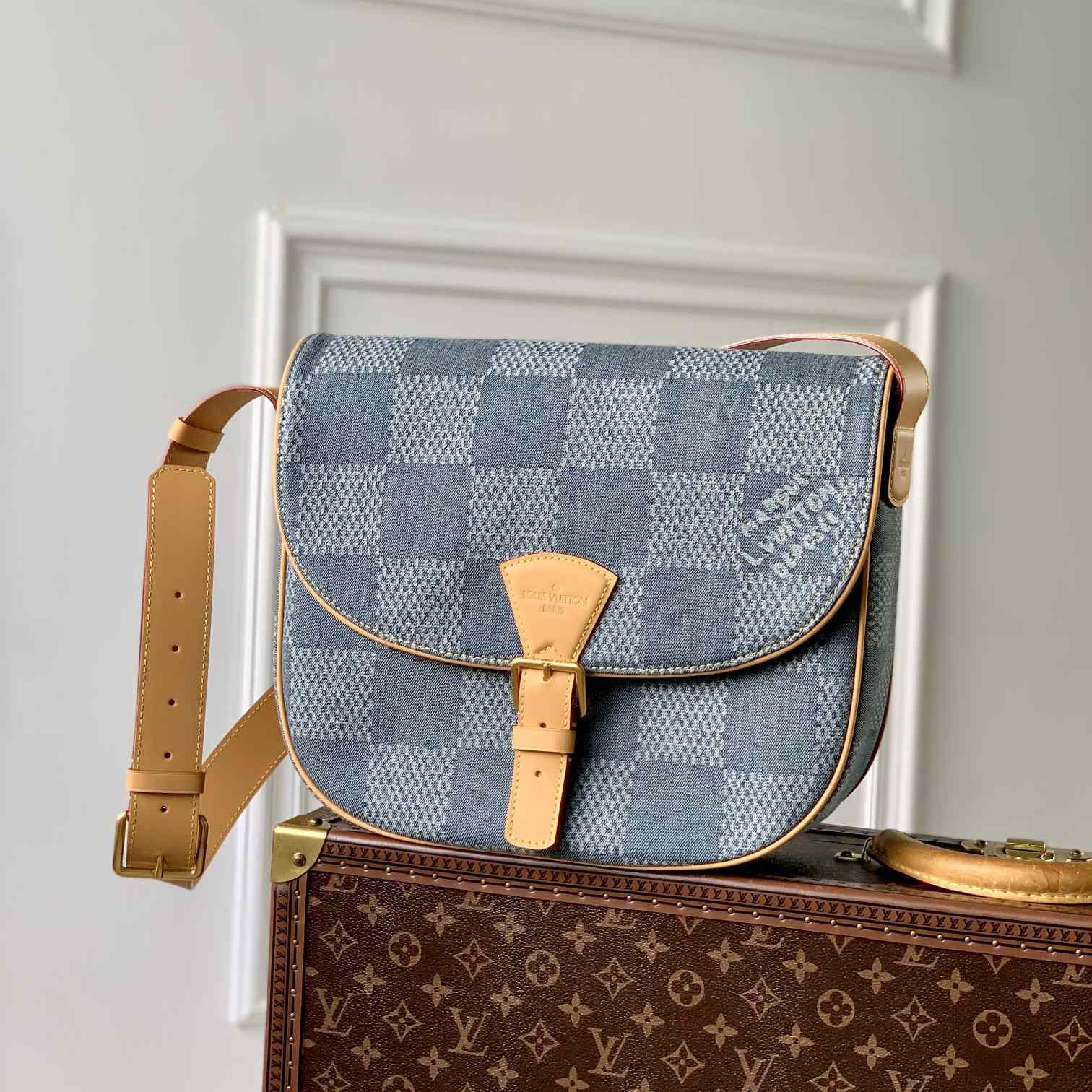 Louis Vuitton Montsouris Messenger MM   - everydesigner