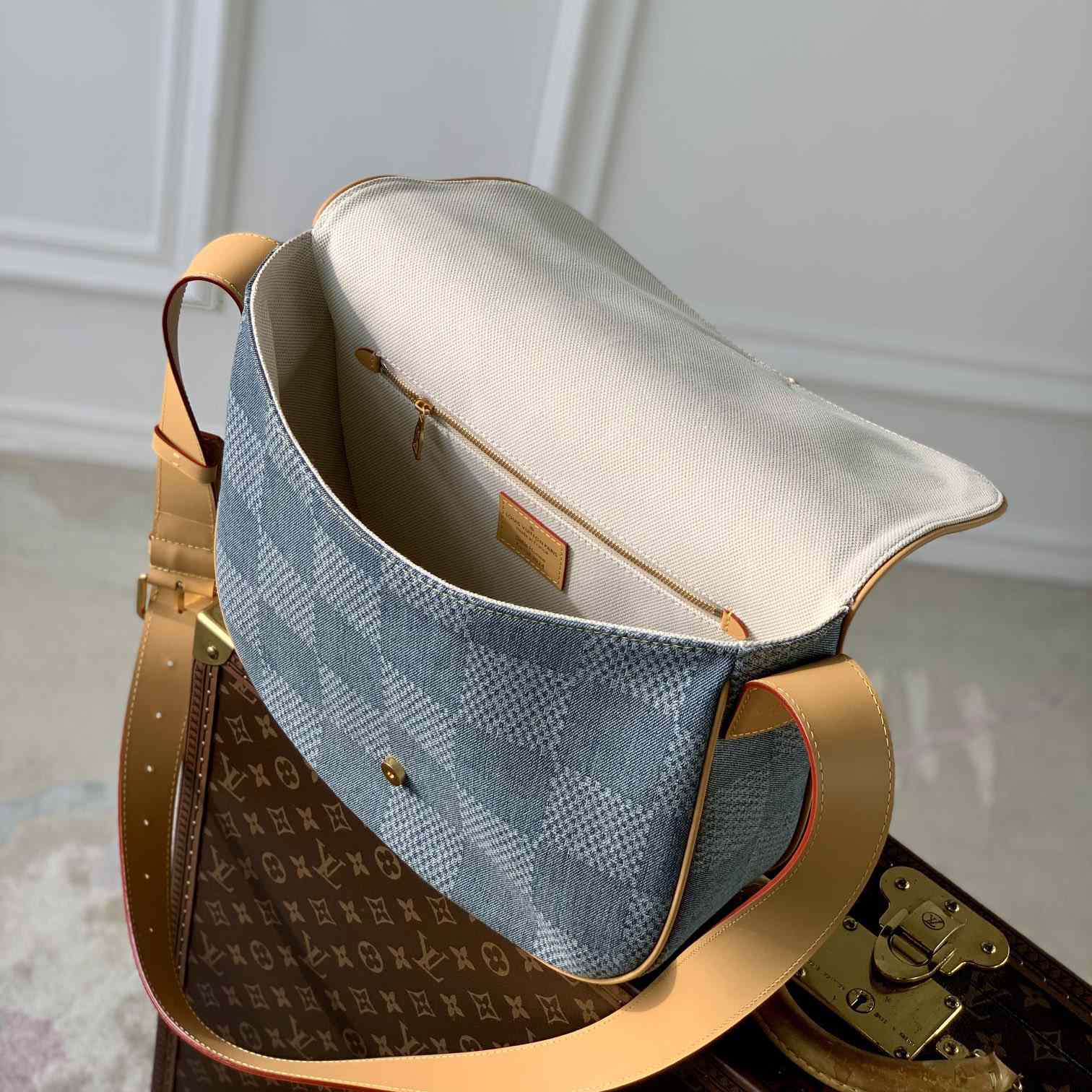 Louis Vuitton Montsouris Messenger MM   - everydesigner