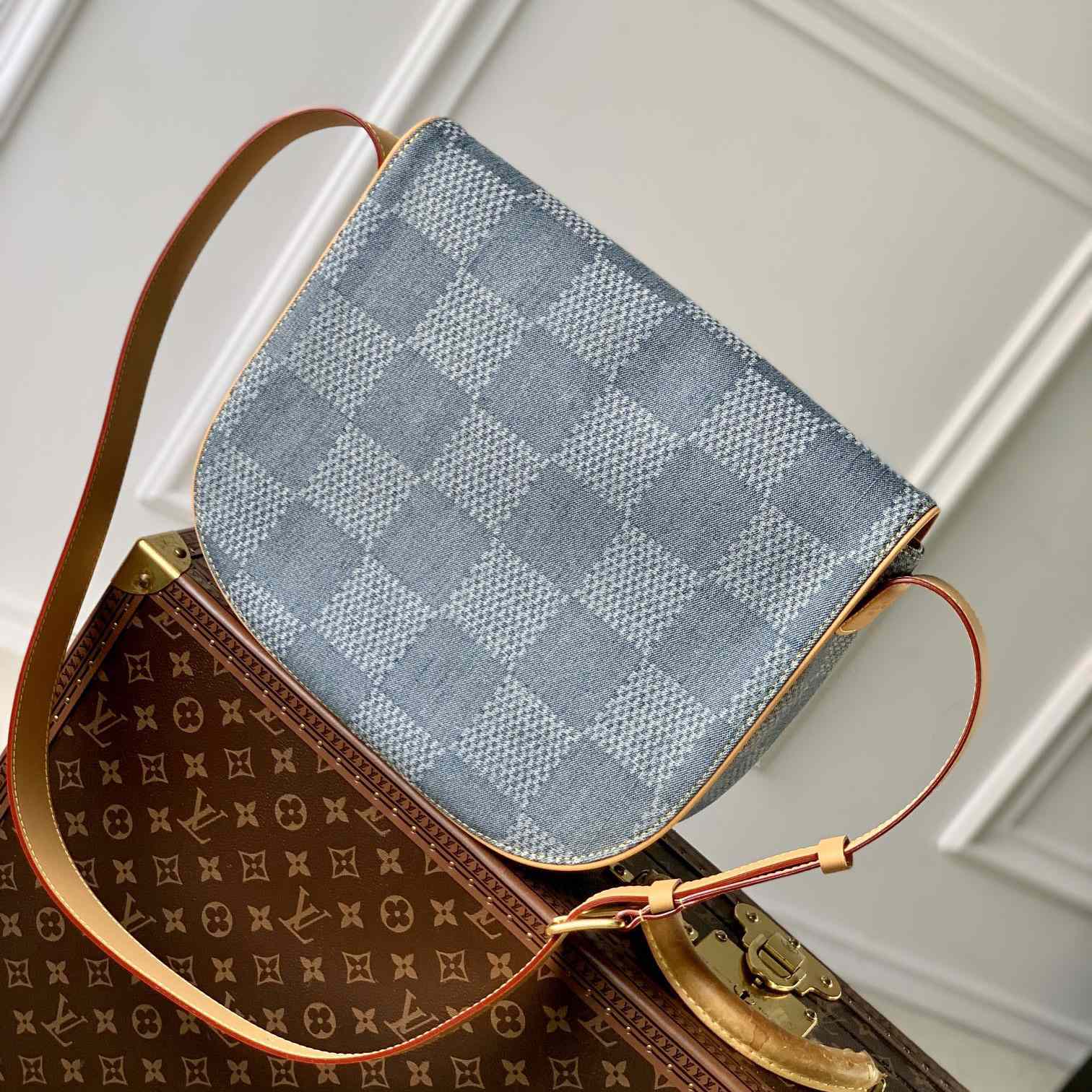 Louis Vuitton Montsouris Messenger MM   - everydesigner